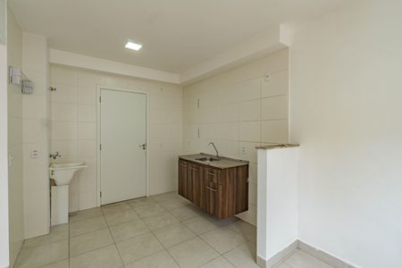 Sala e cozinha de apartamento para alugar com 2 quartos, 32m² em Parque Fongaro, São Paulo