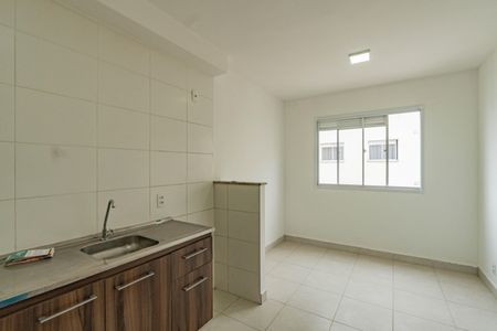 Sala e cozinha de apartamento para alugar com 2 quartos, 32m² em Parque Fongaro, São Paulo