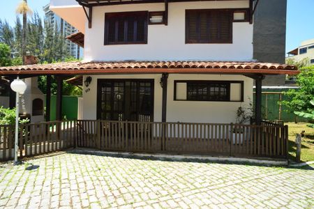 Casa de condomínio para alugar com 180m², 4 quartos e 3 vagas Casa de condomínio para alugar com 180m², 4 quartos e 3 vagasFachada da Casa