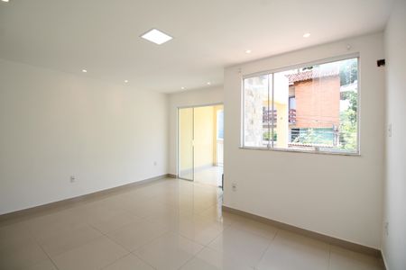 Sala de casa de condomínio para alugar com 3 quartos, 130m² em Pechincha, Rio de Janeiro