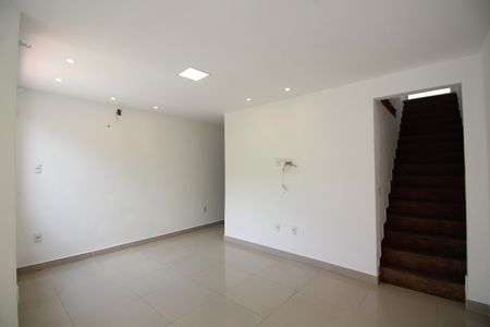 Sala de casa de condomínio para alugar com 3 quartos, 130m² em Pechincha, Rio de Janeiro