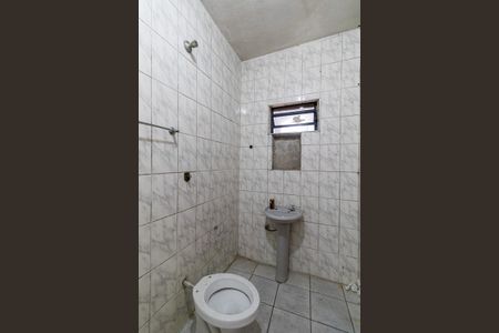 Banheiro de casa para alugar com 1 quarto, 60m² em Vila Carmosina, São Paulo