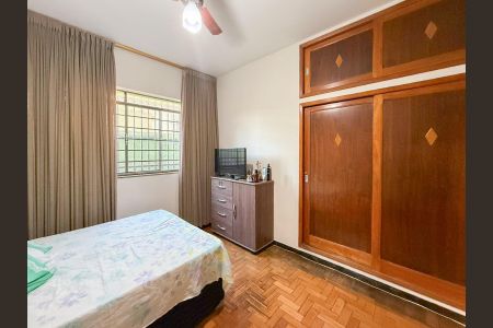 Quarto 2 de casa à venda com 3 quartos, 400m² em Sagrada Família, Belo Horizonte