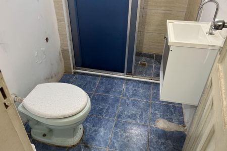 Banheiro de kitnet/studio para alugar com 1 quarto, 20m² em Boqueirão, Santos