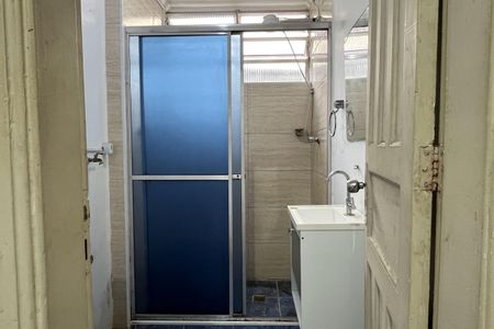 Banheiro de kitnet/studio para alugar com 1 quarto, 20m² em Boqueirão, Santos