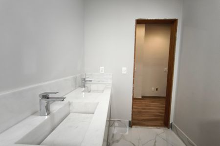 Casa de condomínio à venda com 299m², 3 quartos e sem vaga Casa de condomínio à venda com 299m², 3 quartos e sem vagaBanheiro Suíte 3