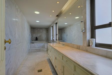 Apartamento à venda com 500m², 3 quartos e 4 vagas Apartamento à venda com 500m², 3 quartos e 4 vagasBanheiro da Suíte 2