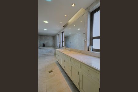 Apartamento à venda com 500m², 3 quartos e 4 vagas Apartamento à venda com 500m², 3 quartos e 4 vagasBanheiro da Suíte 2