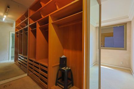 Apartamento à venda com 500m², 3 quartos e 4 vagas Apartamento à venda com 500m², 3 quartos e 4 vagasCloset da suíte 3