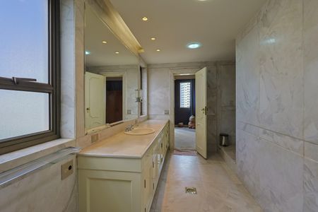 Apartamento à venda com 500m², 3 quartos e 4 vagas Apartamento à venda com 500m², 3 quartos e 4 vagasBanheiro da Suíte 2