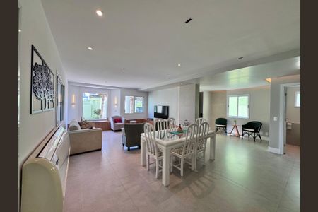 Sala de casa de condomínio para alugar com 4 quartos, 365m² em Recreio dos Bandeirantes, Rio de Janeiro