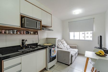 Sala e cozinha de apartamento à venda com 2 quartos, 33m² em Parque Fongaro, São Paulo
