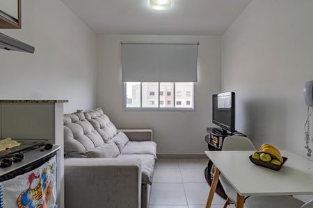 Sala e cozinha de apartamento à venda com 2 quartos, 33m² em Parque Fongaro, São Paulo
