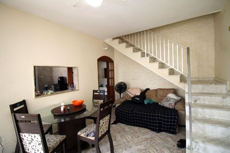 Sala de casa à venda com 2 quartos, 240m² em Irajá, Rio de Janeiro