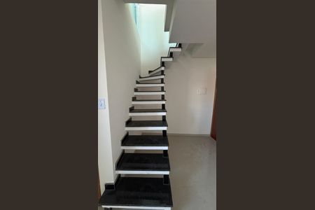 Apartamento para alugar com 90m², 3 quartos e 1 vaga Apartamento para alugar com 90m², 3 quartos e 1 vagaEscada