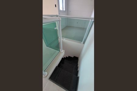 Apartamento para alugar com 90m², 3 quartos e 1 vaga Apartamento para alugar com 90m², 3 quartos e 1 vagaEscada