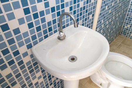 Banheiro de kitnet/studio para alugar com 1 quarto, 30m² em Guaratiba, Rio de Janeiro