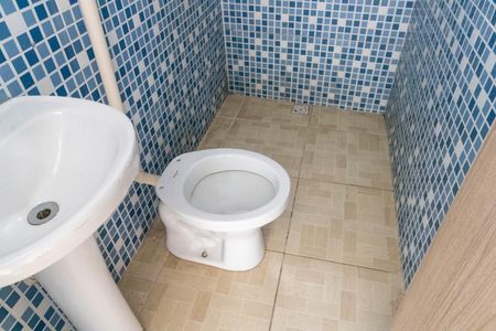 Banheiro de kitnet/studio para alugar com 1 quarto, 30m² em Guaratiba, Rio de Janeiro