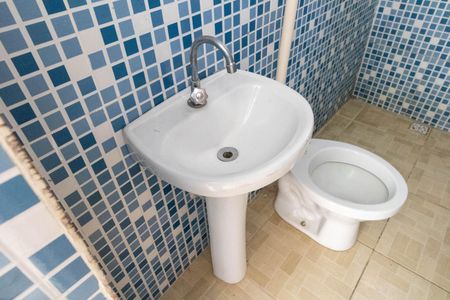 Banheiro de kitnet/studio para alugar com 1 quarto, 30m² em Guaratiba, Rio de Janeiro