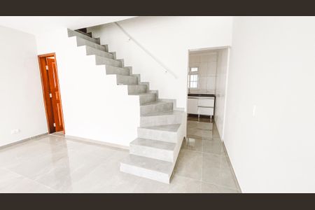 Escada de casa para alugar com 2 quartos, 71m² em Parque Peruche, São Paulo