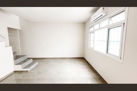 Sala de casa para alugar com 2 quartos, 71m² em Parque Peruche, São Paulo