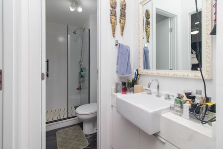 Banheiro de apartamento à venda com 1 quarto, 44m² em Azenha, Porto Alegre