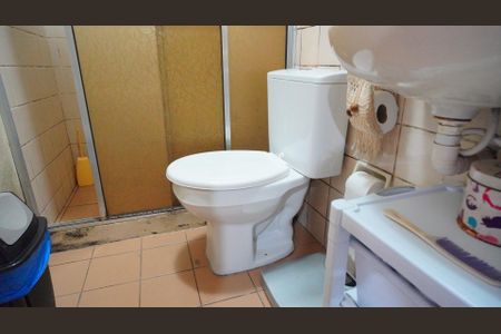 Banheiro  de apartamento à venda com 1 quarto, 48m² em Azenha, Porto Alegre