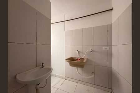 Banheiro/ lavanderia  de kitnet/studio para alugar com 1 quarto, 24m² em Parque das Nações, Santo André