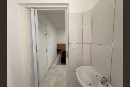 Banheiro/ lavanderia  de kitnet/studio para alugar com 1 quarto, 26m² em Parque das Nações, Santo André
