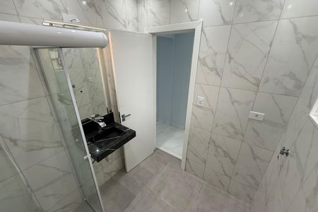 Banheiro de apartamento para alugar com 1 quarto, 70m² em José Menino, Santos