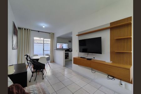 Sala de casa de condomínio para alugar com 3 quartos, 80m² em Vargem Pequena, Rio de Janeiro