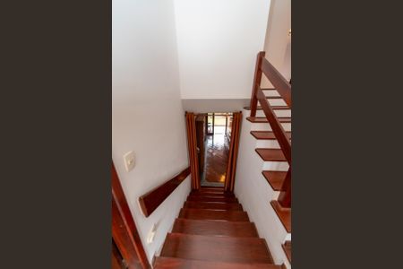 Escada de acesso de casa de condomínio para alugar com 4 quartos, 230m² em Morada dos Pássaros, Barueri