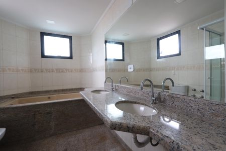 Apartamento à venda com 440m², 5 quartos e 5 vagasBanheiro da Suíte Master