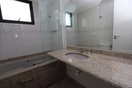 Apartamento à venda com 440m², 5 quartos e 5 vagasBanheiro da Suíte 2