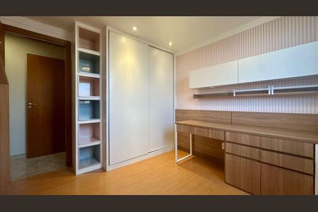 Quarto  de apartamento à venda com 4 quartos, 210m² em Buritis, Belo Horizonte