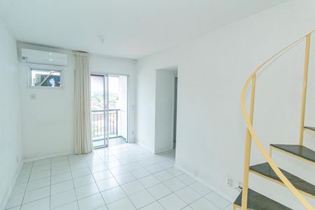 Sala de apartamento para alugar com 2 quartos, 110m² em Jardim Sulacap, Rio de Janeiro