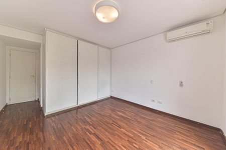 Casa de condomínio para alugar com 431m², 4 quartos e 4 vagas Casa de condomínio para alugar com 431m², 4 quartos e 4 vagasSuíte 3