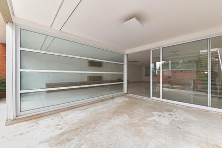 Casa de condomínio para alugar com 431m², 4 quartos e 4 vagas Casa de condomínio para alugar com 431m², 4 quartos e 4 vagasSala - Varanda