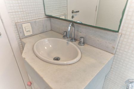 Casa de condomínio para alugar com 431m², 4 quartos e 4 vagas Casa de condomínio para alugar com 431m², 4 quartos e 4 vagasBanheiro da Suíte 1