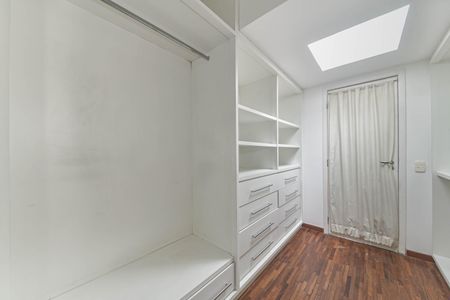 Casa de condomínio para alugar com 431m², 4 quartos e 4 vagas Casa de condomínio para alugar com 431m², 4 quartos e 4 vagasSuíte 4 - Closet