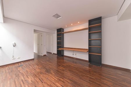 Casa de condomínio para alugar com 431m², 4 quartos e 4 vagas Casa de condomínio para alugar com 431m², 4 quartos e 4 vagasSala de TV