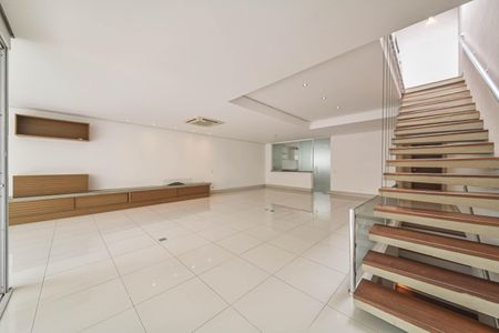 Casa de condomínio para alugar com 431m², 4 quartos e 4 vagas Casa de condomínio para alugar com 431m², 4 quartos e 4 vagasSala