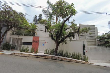 Casa de condomínio para alugar com 431m², 4 quartos e 4 vagas Casa de condomínio para alugar com 431m², 4 quartos e 4 vagasFachada