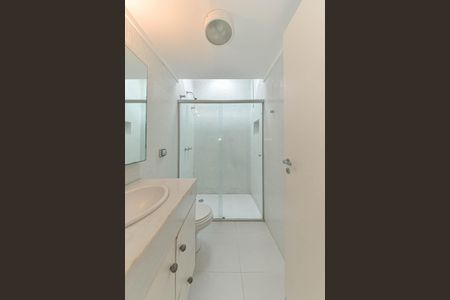 Casa de condomínio para alugar com 431m², 4 quartos e 4 vagas Casa de condomínio para alugar com 431m², 4 quartos e 4 vagasBanheiro da Suíte 3