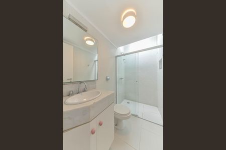 Casa de condomínio para alugar com 431m², 4 quartos e 4 vagas Casa de condomínio para alugar com 431m², 4 quartos e 4 vagasBanheiro da Suíte 1