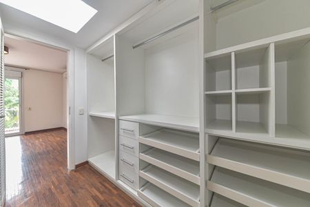 Casa de condomínio para alugar com 431m², 4 quartos e 4 vagas Casa de condomínio para alugar com 431m², 4 quartos e 4 vagasSuíte 4 - Closet