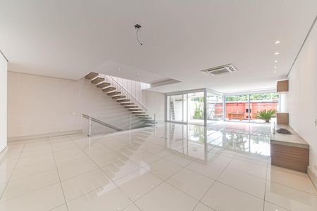 Sala de casa de condomínio para alugar com 4 quartos, 431m² em Campo Belo, São Paulo