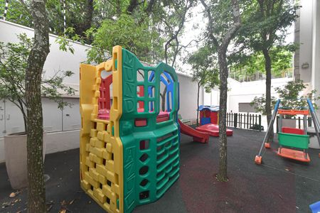 Casa de condomínio para alugar com 431m², 4 quartos e 4 vagas Casa de condomínio para alugar com 431m², 4 quartos e 4 vagasPlayground