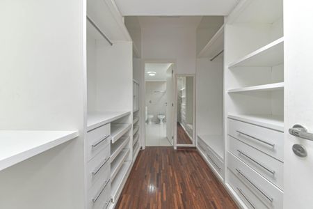 Casa de condomínio para alugar com 431m², 4 quartos e 4 vagas Casa de condomínio para alugar com 431m², 4 quartos e 4 vagasSuíte 4 - Closet