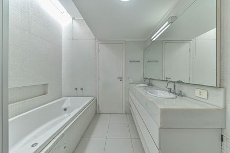 Casa de condomínio para alugar com 431m², 4 quartos e 4 vagas Casa de condomínio para alugar com 431m², 4 quartos e 4 vagasSuíte 4 - Banheiro